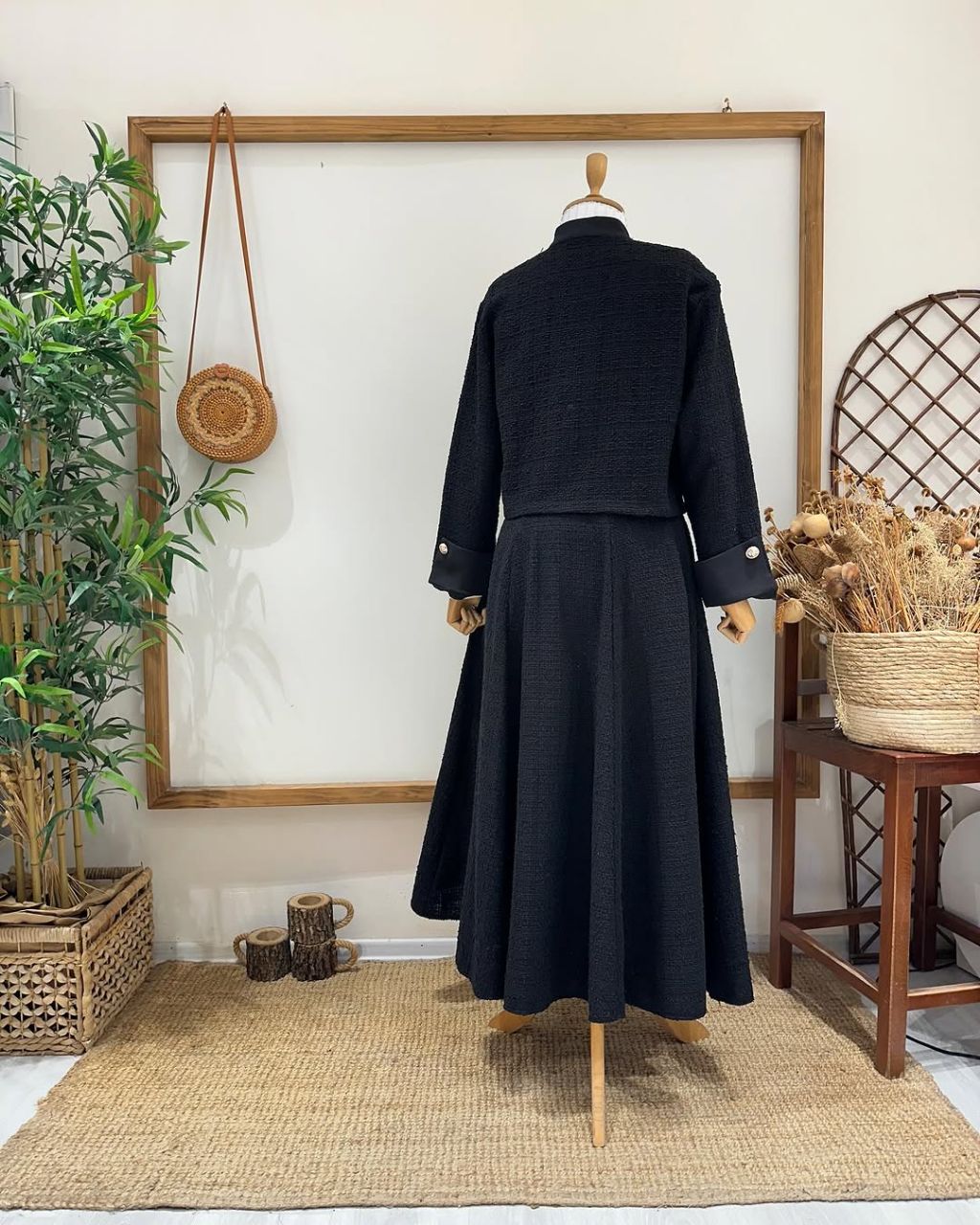 طقم أنيق فاخر – جاكيت قصير مع تنورة واسعة