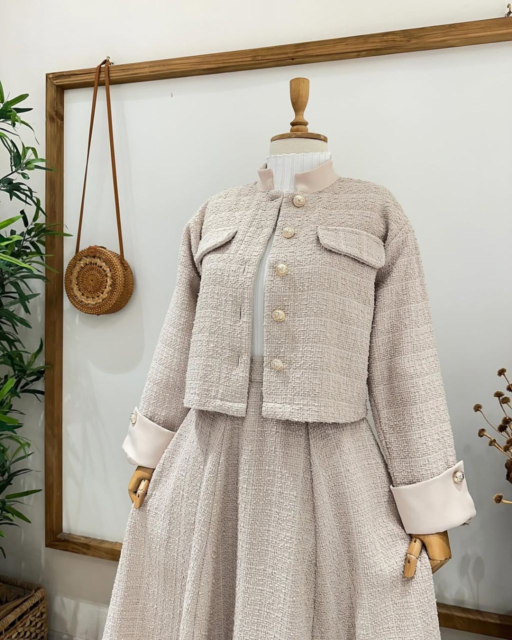 طقم أنيق فاخر – جاكيت قصير مع تنورة واسعة