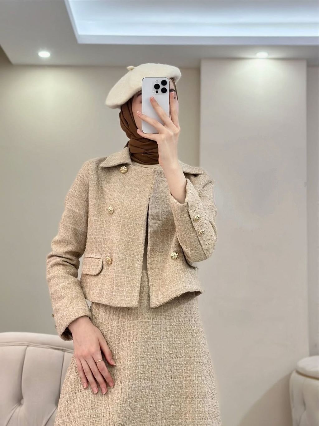 جاكيت أنيق مع تنورة – طقم راقي ومميز