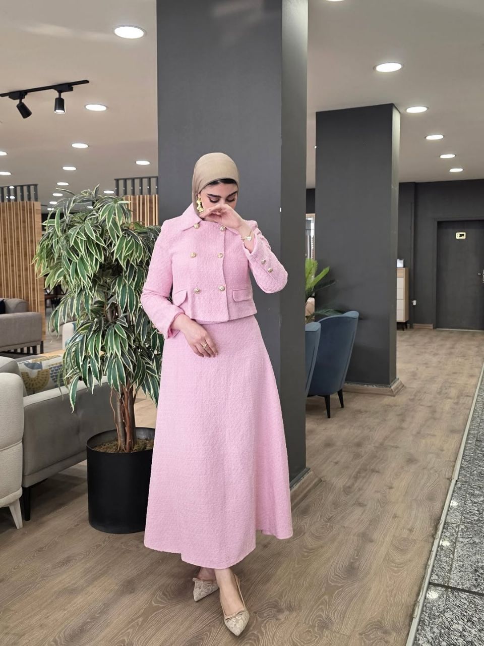 جاكيت أنيق مع تنورة – طقم راقي ومميز