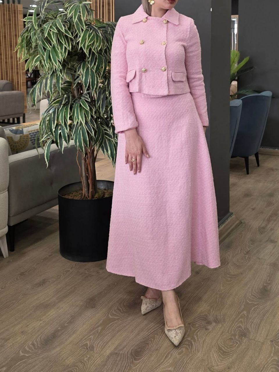 جاكيت أنيق مع تنورة – طقم راقي ومميز