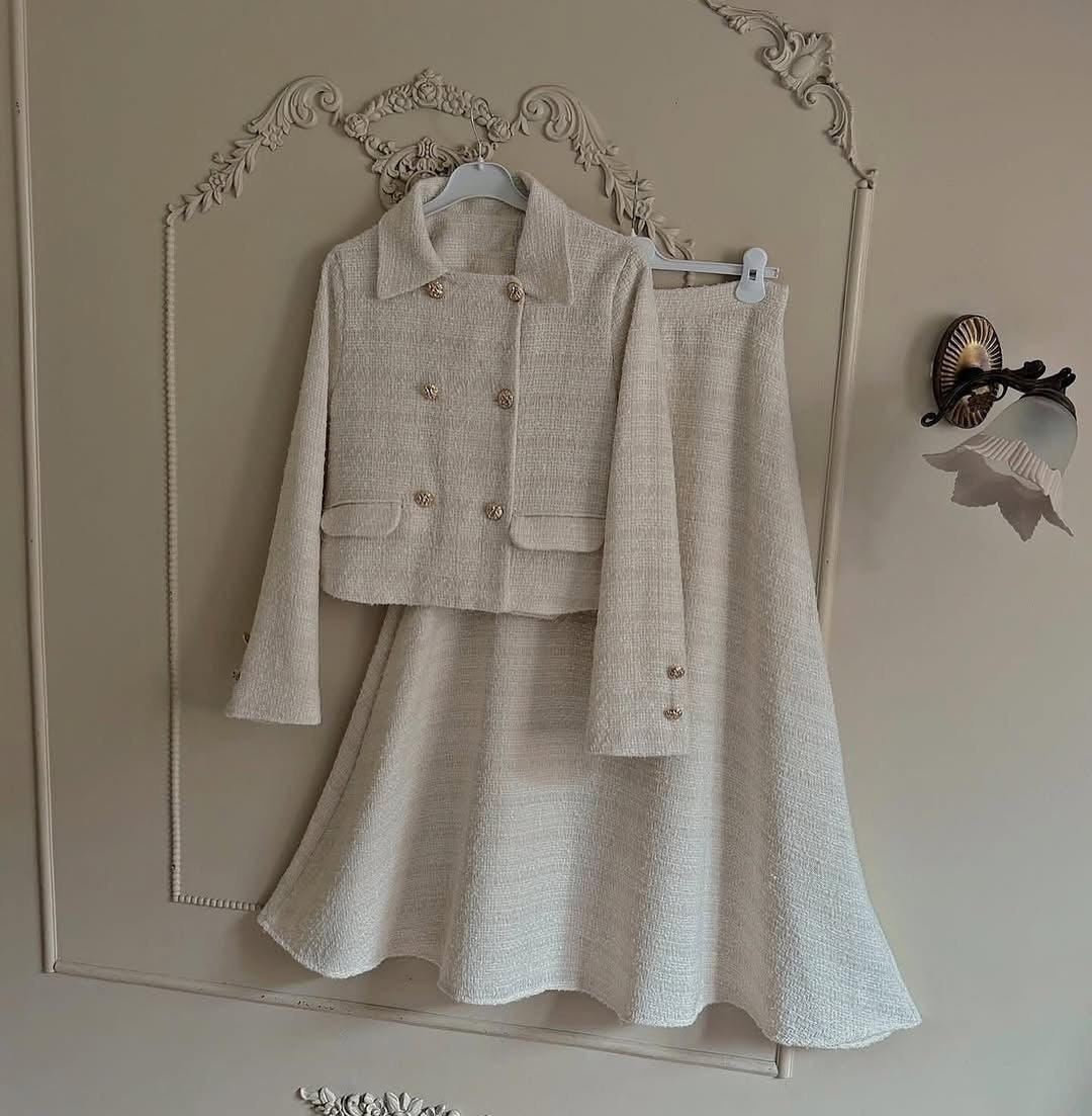 جاكيت أنيق مع تنورة – طقم راقي ومميز