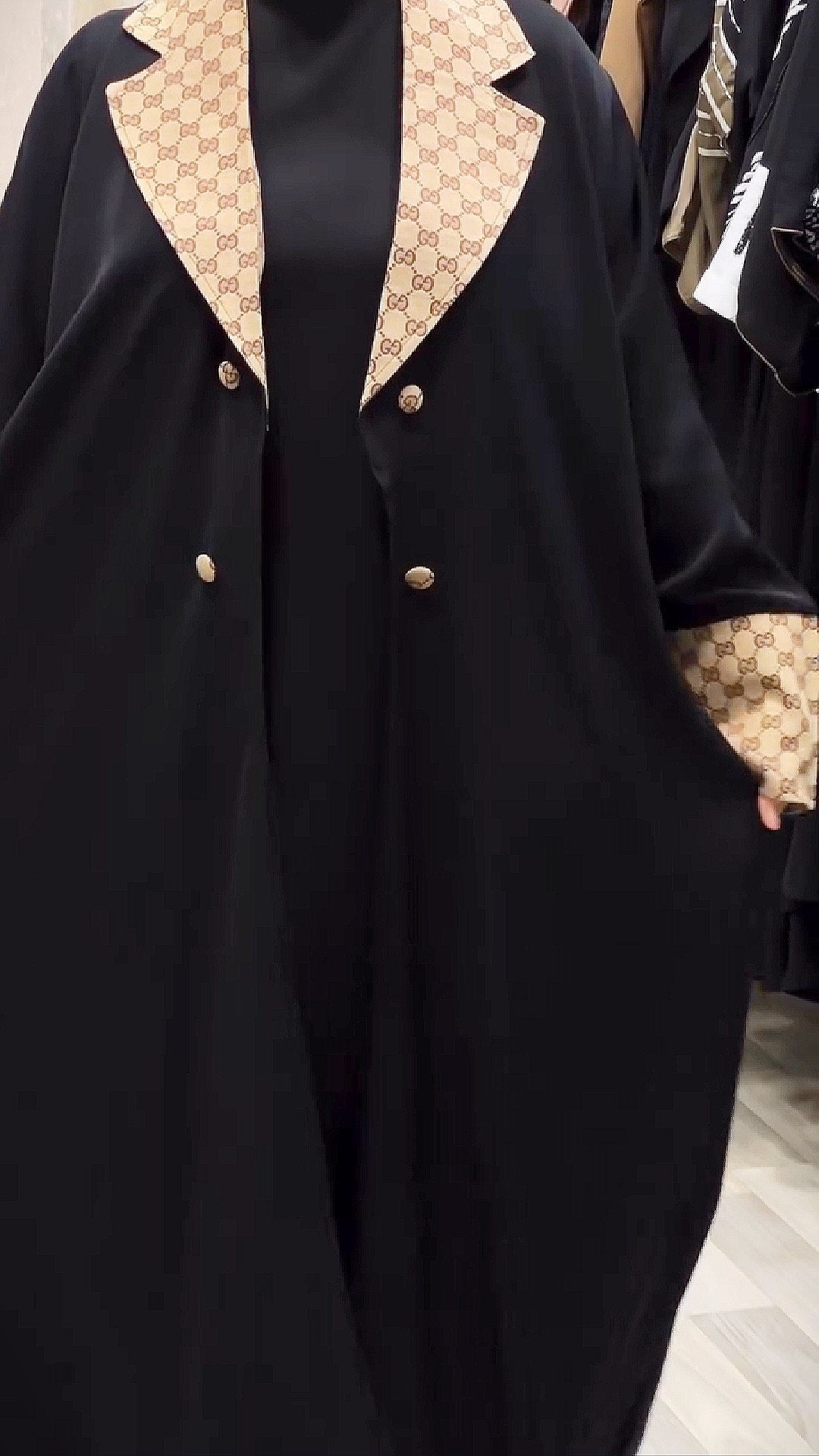 عباية سوداء فاخرة – تصميم مستوحى من Gucci yours clothign brand