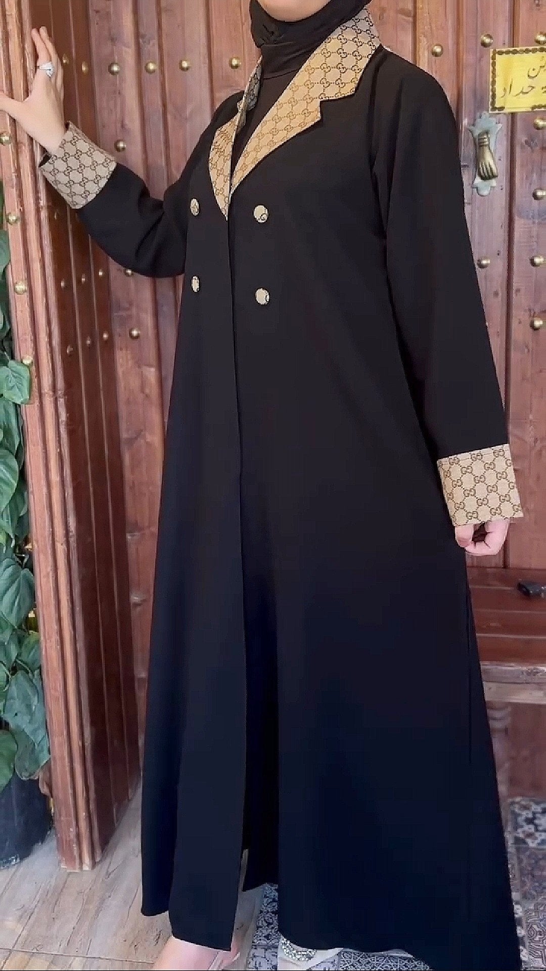 عباية سوداء فاخرة – تصميم مستوحى من Gucci yours clothign brand