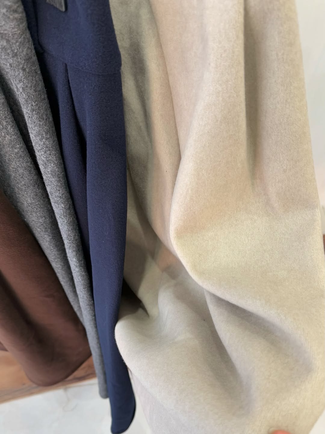 تنورة كشمير بثنيات أنيقة