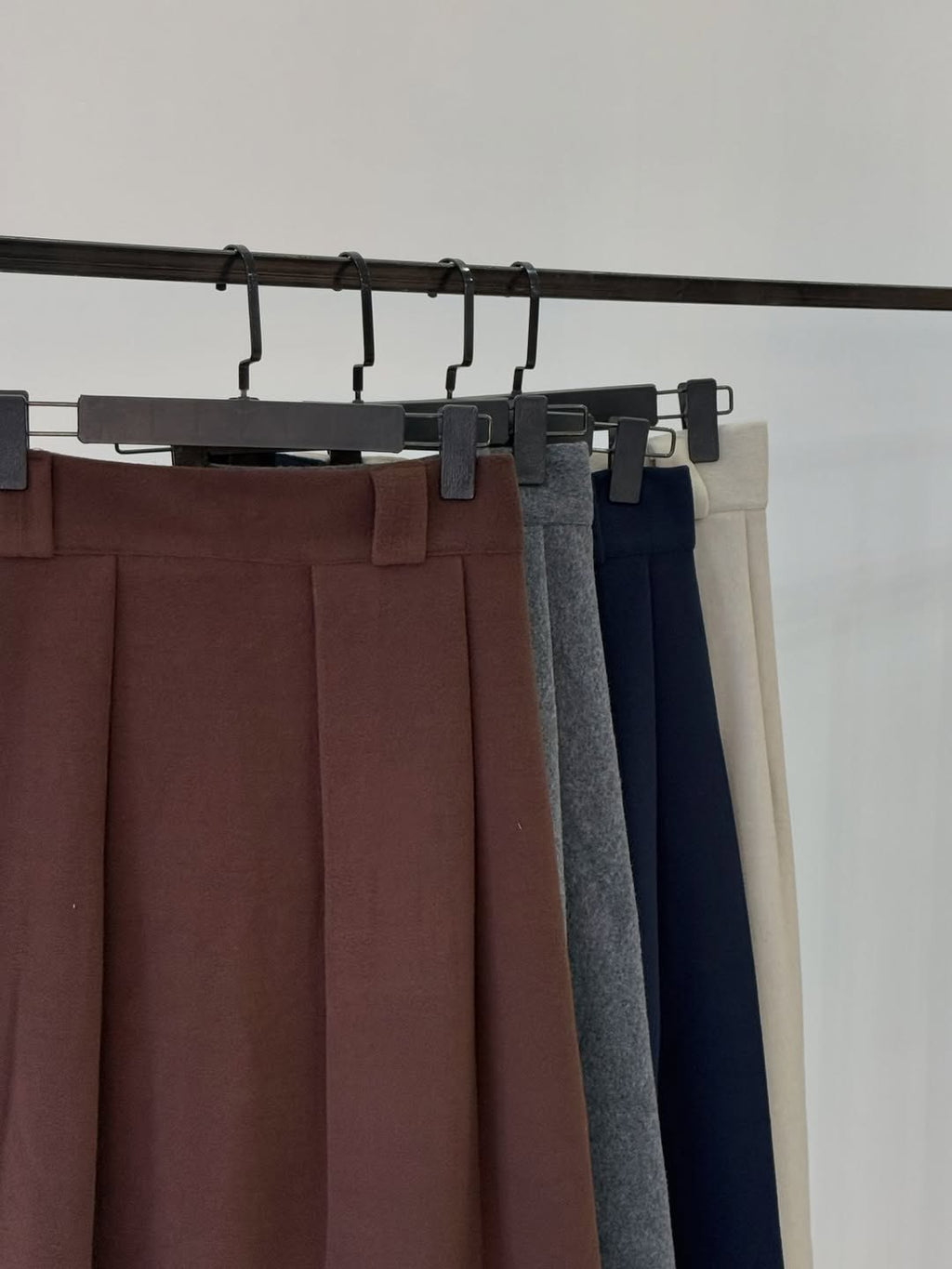 تنورة كشمير بثنيات أنيقة