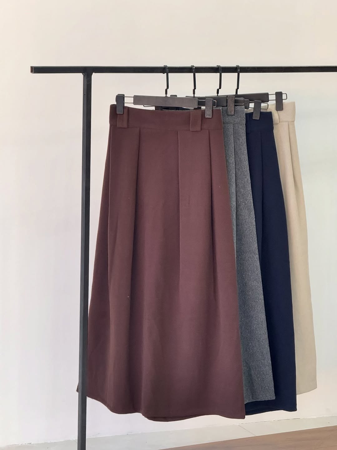 تنورة كشمير بثنيات أنيقة