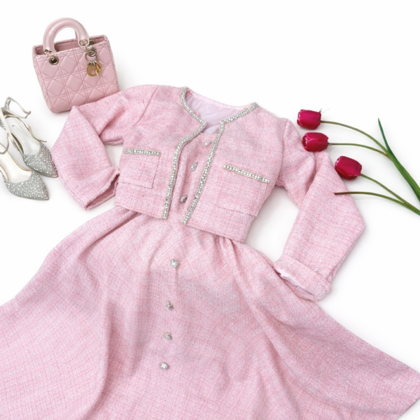 طقم نسائي فاخر قطعتين  بتفاصيل لامعة – إطلالة ملكية محتشمة