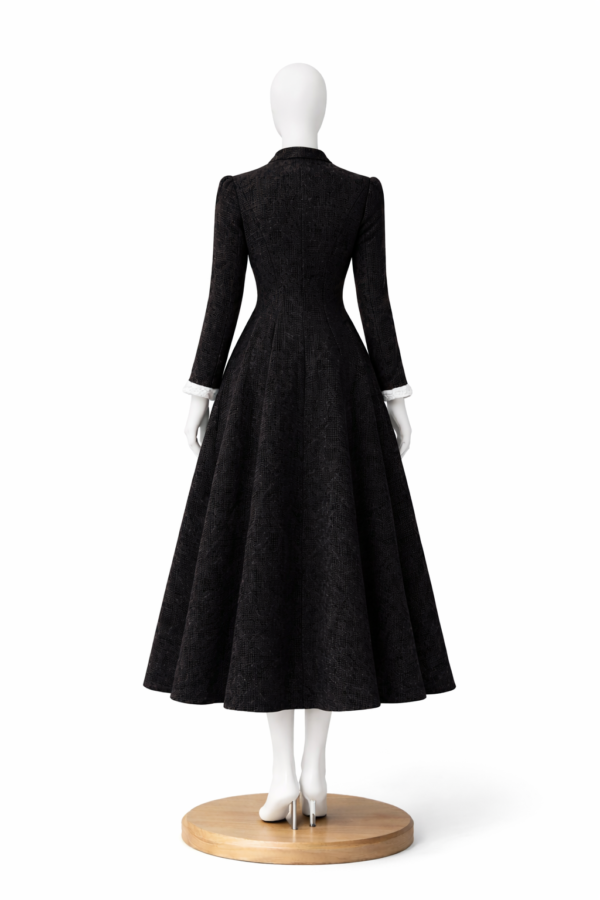 فستان تويد كلاسيك فاخر – تصميم أنيق بأزرار ذهبية