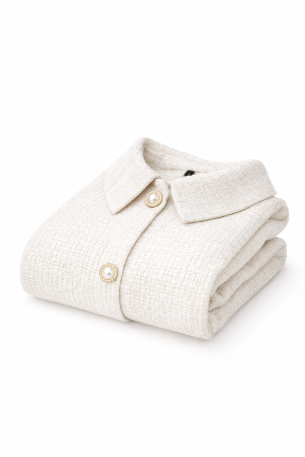 فستان أبيض بتصميم كلاسيكي مع أزرار لؤلؤية