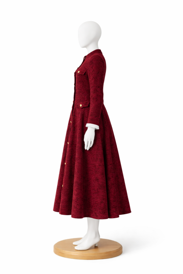 فستان تويد كلاسيك فاخر – تصميم أنيق بأزرار ذهبية