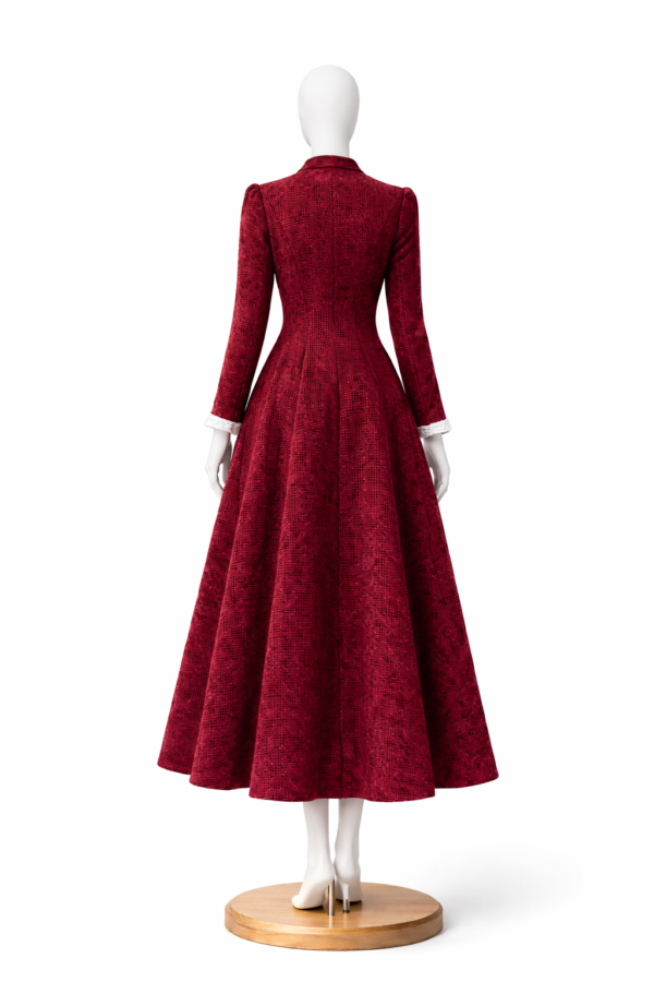 فستان تويد كلاسيك فاخر – تصميم أنيق بأزرار ذهبية
