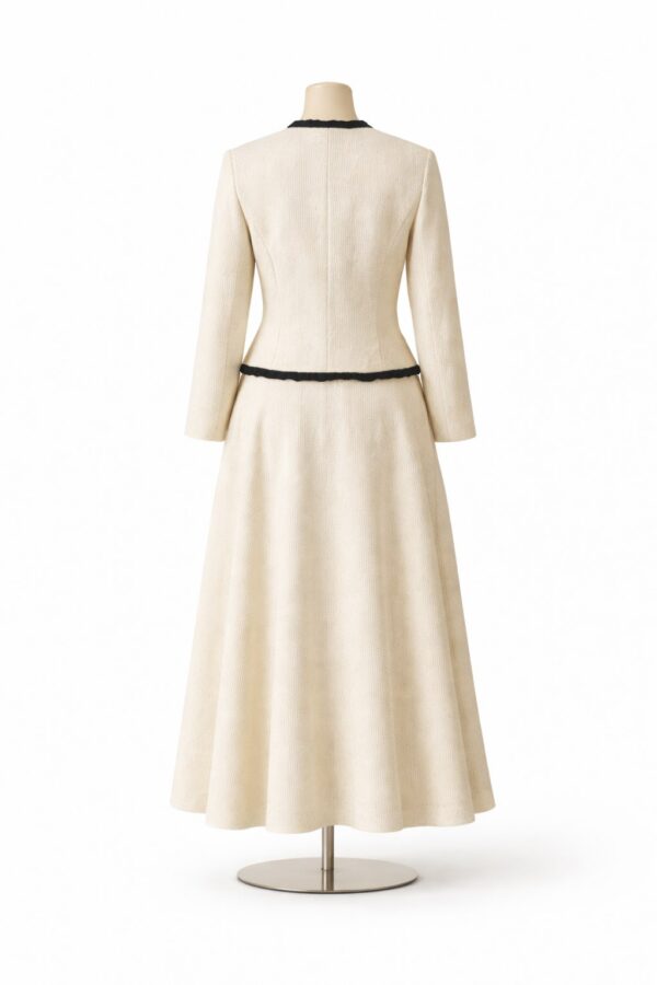 طقم فاخر (جاكيت بتفاصيل فريلات + تنورة ميدي)