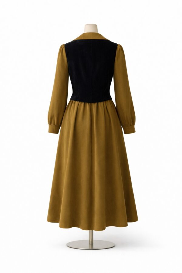فستان ميدي بلون موستارد مع تصميم فيست أنيق