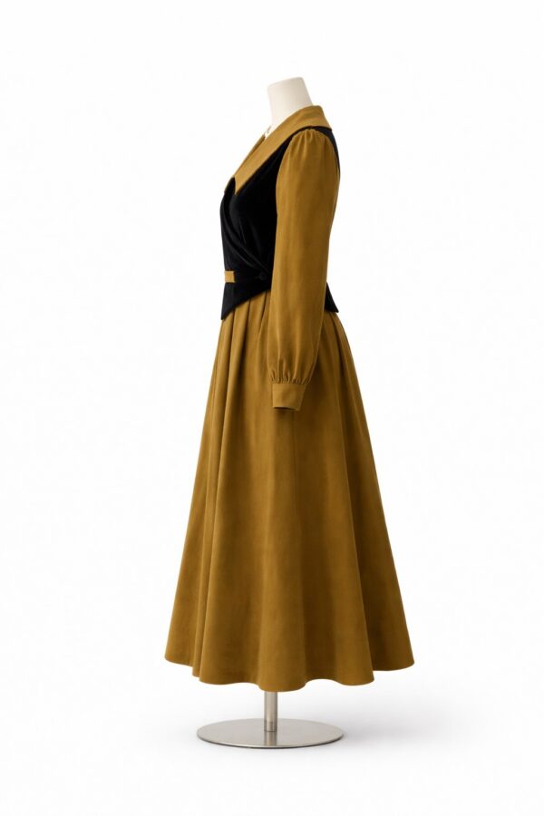 فستان ميدي بلون موستارد مع تصميم فيست أنيق
